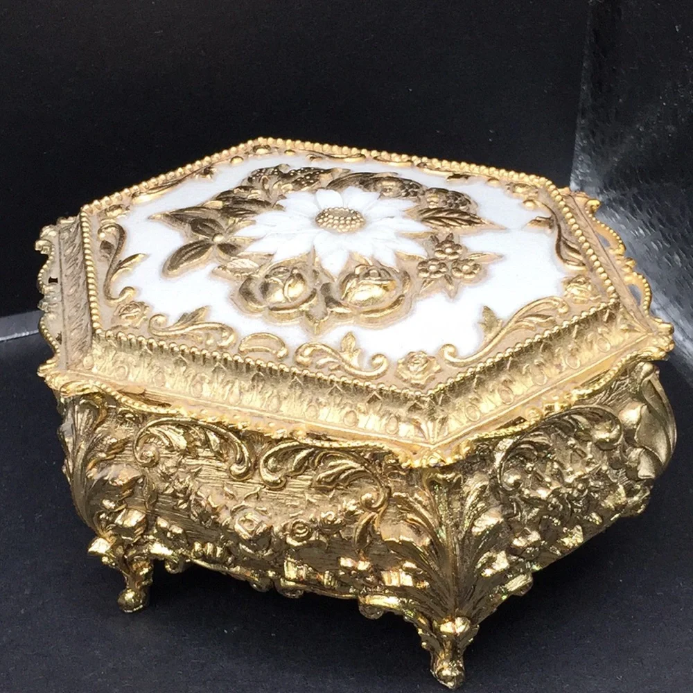 Vintage lidded flower trinket jewelry box